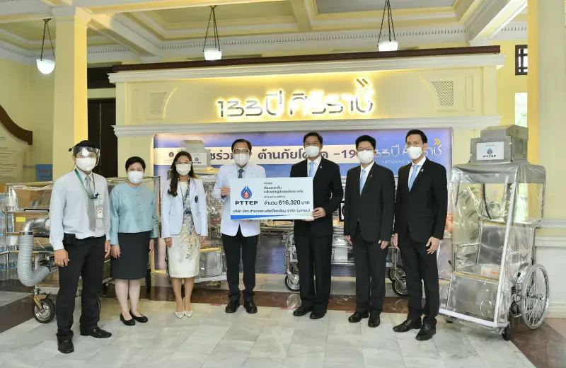 PTTEP presents negative pressure transfer beds and wheelchairs to Siriraj Hospital for the safety of medical personnel during the transfer of COVID-19 patients